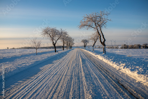 Teileweise geräumte Straßen auf dem Land