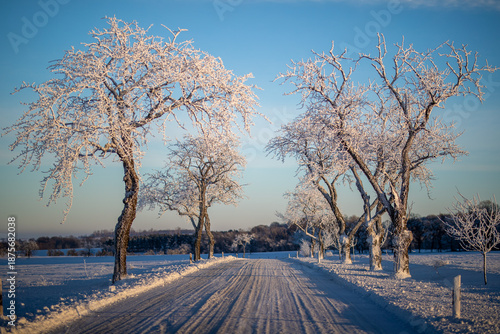 Teileweise geräumte Landtraßen auf dem Land