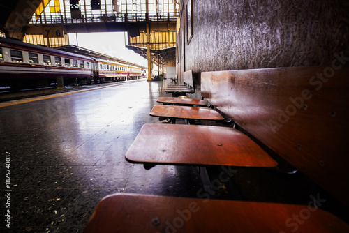 Schilderij op canvas Empty wooden benches in a spacious old-fashioned train station