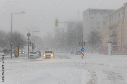 Cuadro en lienzo Severe snow storm hits Magdeburg city intersection cars taxi moving slowly whiteout conditions low visibility