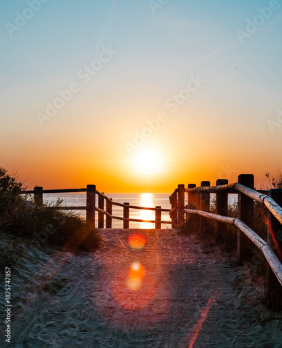 Foto Sunset over the Baltic Sea seen from a wooden boardwalk in Latvia