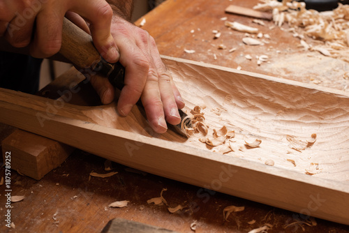 The master makes a tagelhark from a piece of wood, chisel work