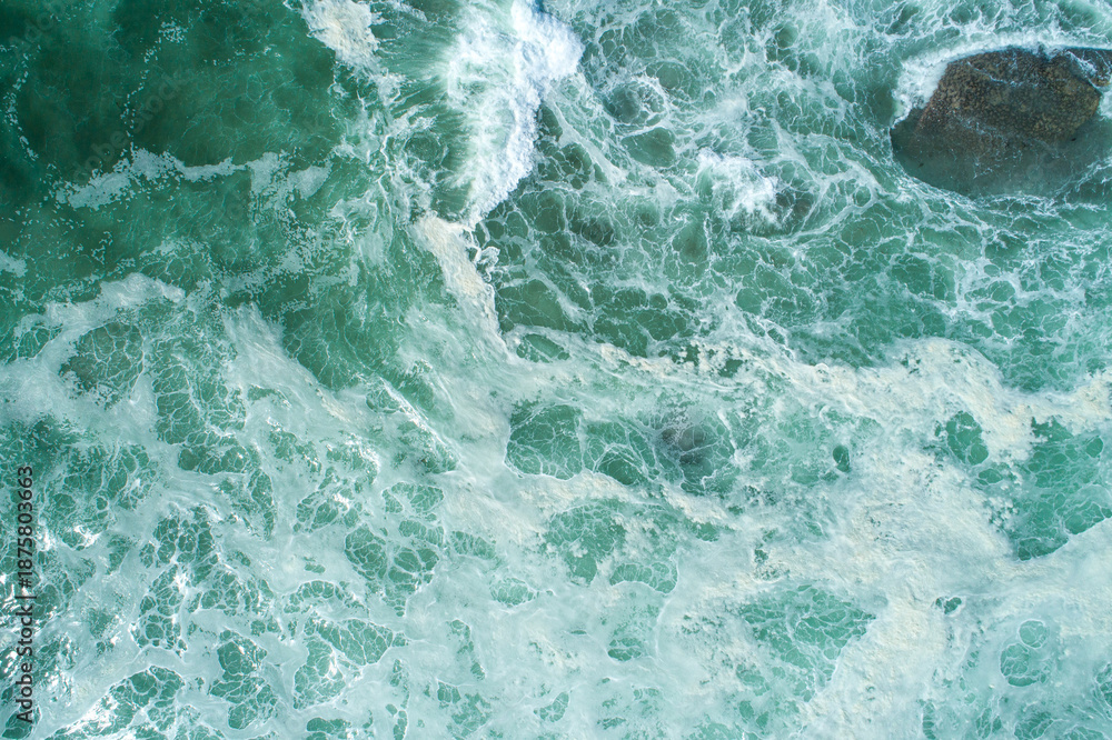 Obraz premium A Chaotic and a Powerful Ocean Scene The Concept of a Raw Energy