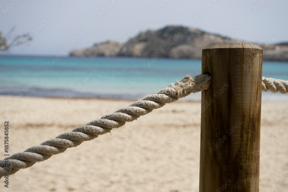 Obraz premium Rope and wooden post near a sandy beach.. Palma de Mallorca, Spain