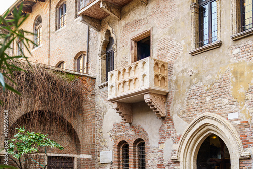 Tableau sur toile Juliet's stone balcony in Verona, Italy The balcony is made of light red stone