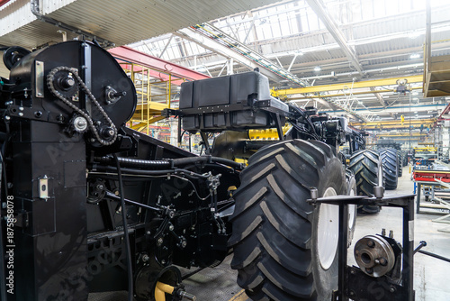 Foto Tractor assembly in modern agricultural machinery plant featuring industrial process, large vehicle construction, heavy equipment manufacturing, engineering, factory interior