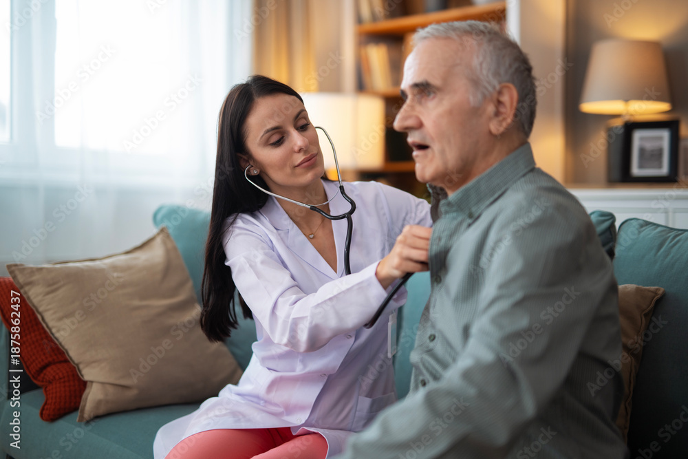 Obraz premium Doctor doing medical checkup on senior man at home