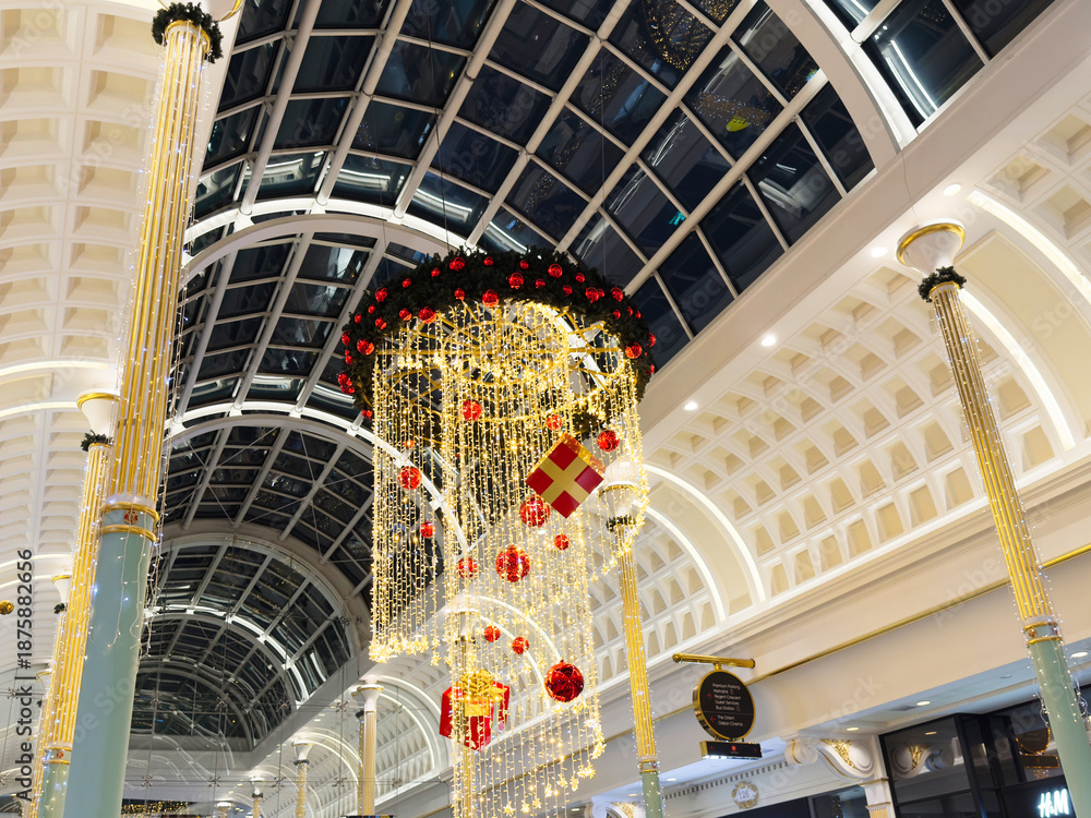 Obraz premium Luxurious indoor Trafford Centre shopping mall in Manchester with festive chandeliers and grand Christmas decorations