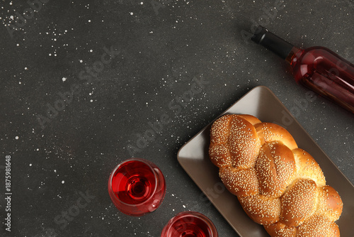 Photos Traditional challah bread with wine on dark background