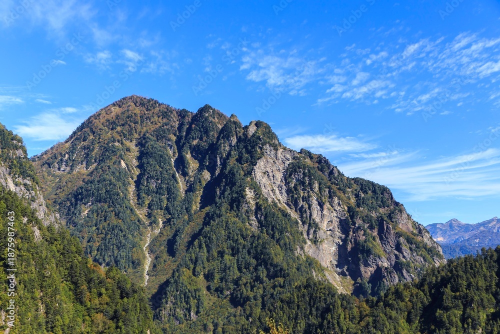 Fototapeta premium Majestic Alpine Peaks of the Northern Japanese Alps in Autumn, Tateyama Kurobe, Japan