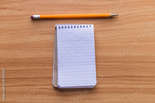 LIBRETA EN BLANCO CON LINEAS HORIZONTALES PARA ESCRIBIR UN MENSJAE