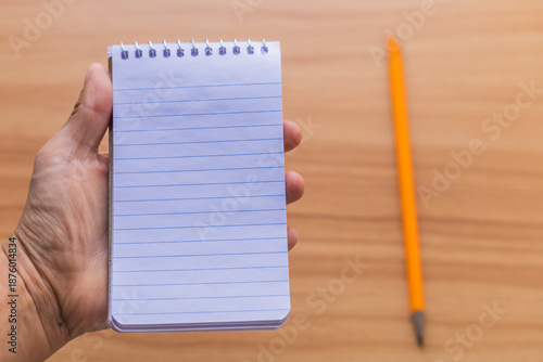 LIBRETA EN BLANCO CON LINEAS HORIZONTALES PARA ESCRIBIR UN MENSJAE