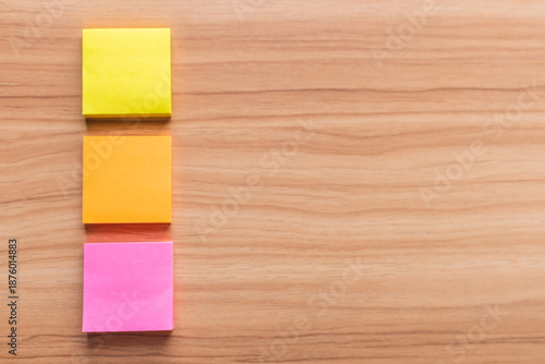 POSTS O NOTAS ORDENADAS  EN VERTICAL SOBRE UNA MESA