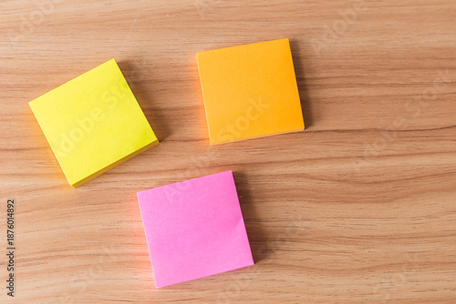 POSTS O NOTAS EN BLANCO DE 3 COLORES SOBRE UNA MESA