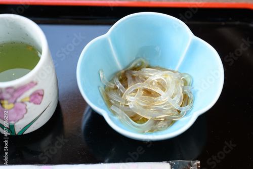 静岡県伊豆名物　三杯酢で食べる透明なところてんと緑茶