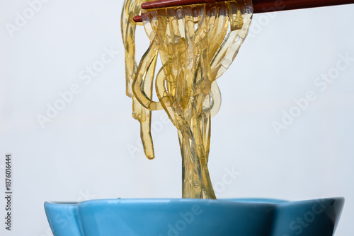 箸で持ち上げた透明なところてん　伊豆名物の天草グルメ