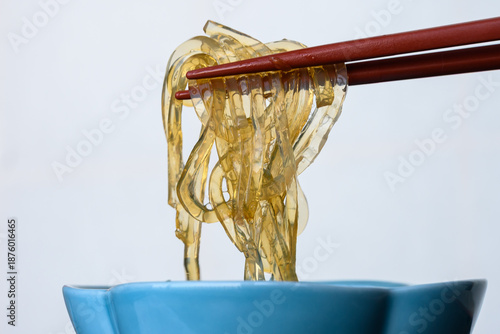 箸で持ち上げた透明なところてん　伊豆名物の天草グルメ