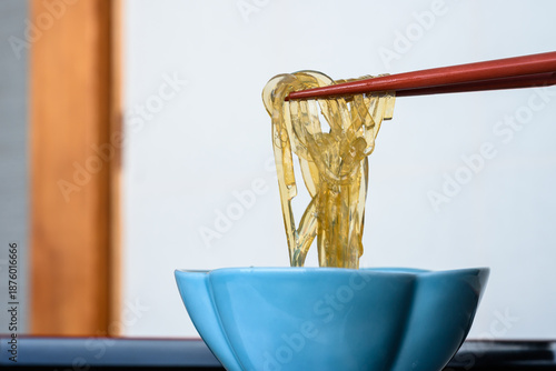 箸で持ち上げた透明なところてん　伊豆名物の天草グルメ