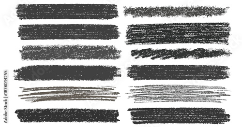 Satz von Grunge-Pinselstrichen und Texturen in Schwarz und Grau auf transparentem Hintergrund.