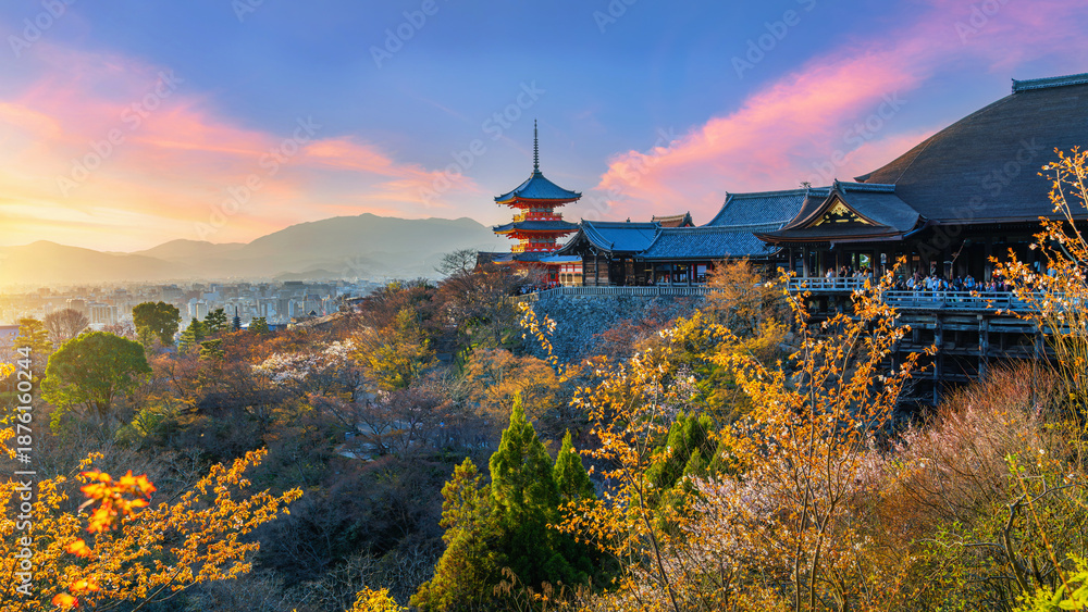 Obraz premium Kiyomizu temple at sunset in Kyoto, Japan.