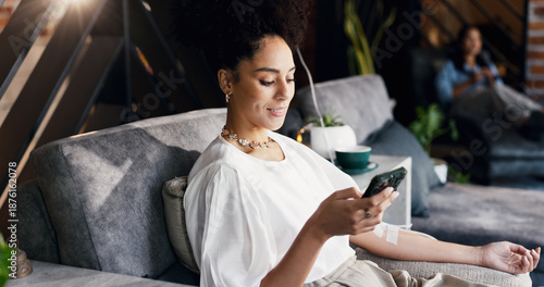 Foto Woman, relax and iv infusion with phone for communication, minerals and browsing website