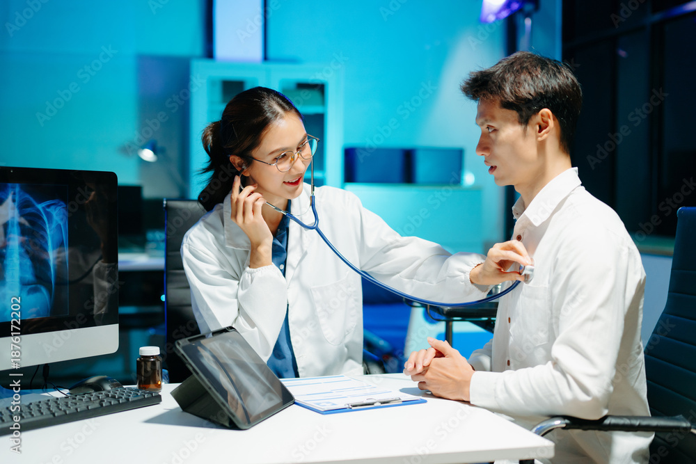 Obraz premium Professional doctor examining patient with stethoscope in modern clinic, healthcare consultation, medical checkup, diagnosis, trust, technology and wellness care.