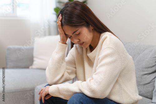 Foto Women feel dizziness and headache during standing.