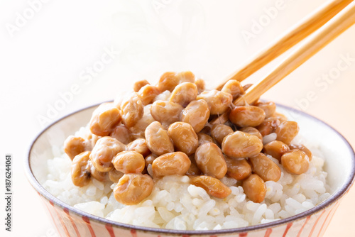 日本の伝統的な食べ物、納豆ごはんを食べる