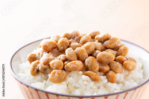 日本の伝統的な食べ物、納豆ごはんを食べる