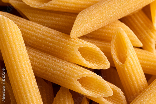 Primo piano di penne rigate, pasta italiana 