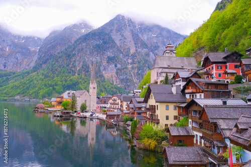 Schilderij op canvas Hallstatt Village in Daylight – Scenic Lakeside Views in the Austrian Alps