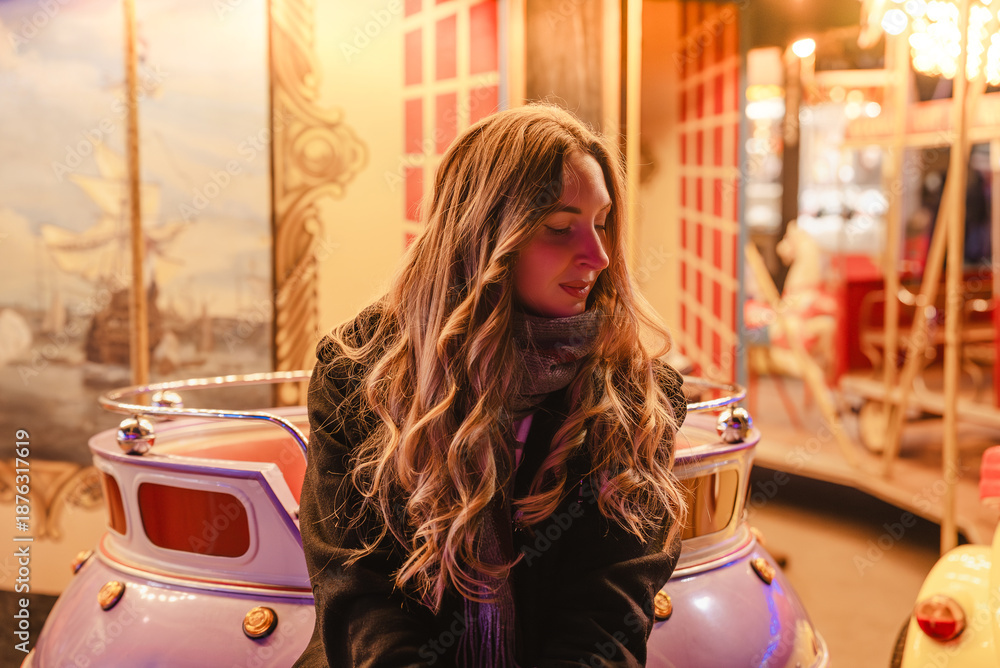 Φωτογραφία Portrait of joyful blonde woman at winter amusement park