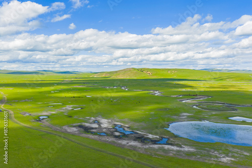Foto Aerial view magnificent scenery of the meandering rivers in the Hulunbuir Grassl