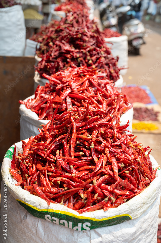 Φωτογραφία Red chili pepper spices for sale on a spice market in India, fresh ingredients f