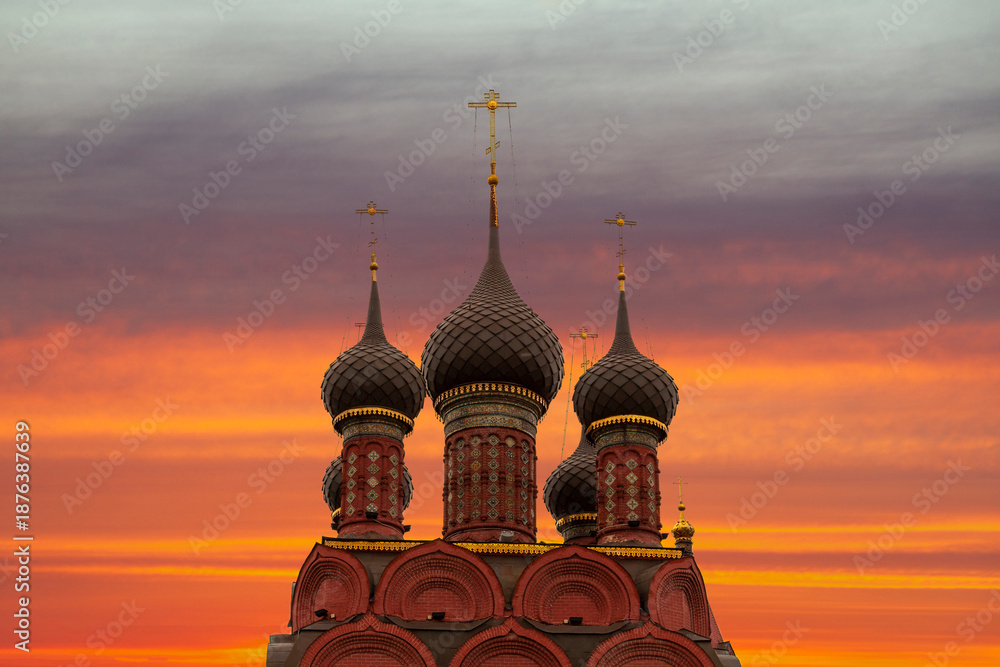 Φωτογραφία Orthodox church domes silhouette at dramatic sunset sky