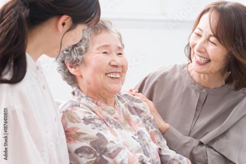 Wallpaper Mural 笑顔の女性三世代家族 Torontodigital.ca