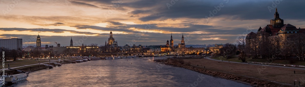 Fototapeta premium Panorama der Altstadt von Dresden