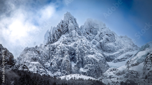 Bild auf Leinwand Pics fortement enneigés après une tempête dans le massif du Mont Blanc