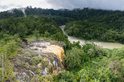 Urwald-Landschaft mit Sinterfall im Bogani Nani Wartabone Nationalpark