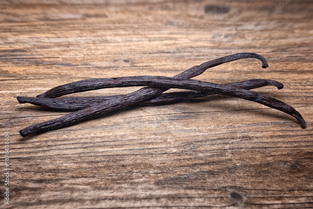 Obraz premium Vanilla pods (Vanilla planifolia), Orchidaceae. Pastry ingredients, spices.