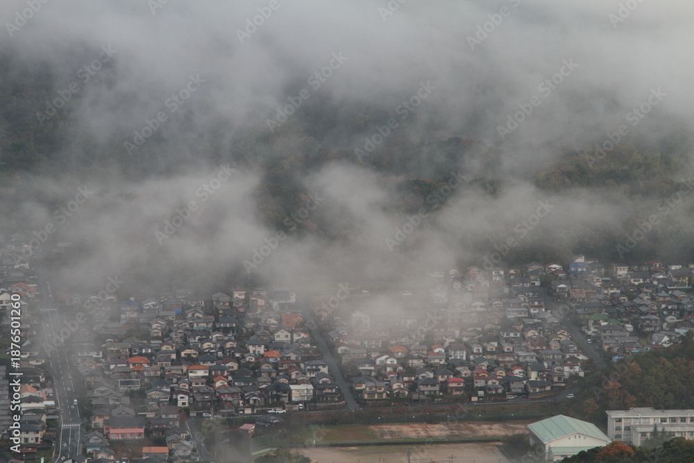 Obraz premium 雲に覆われる街
