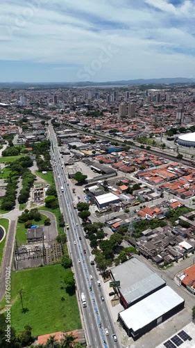 Visão aérea da cidade de Suzano no Alto Tietê, região metropolitana de São Paulo, mostrando área urbana, avenidas, residências e crescimento imobiliário em cidade do interior paulista.