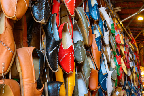 Billede på lærred Yemeni or traditional sandals hanging on the shop window in Gaziantep