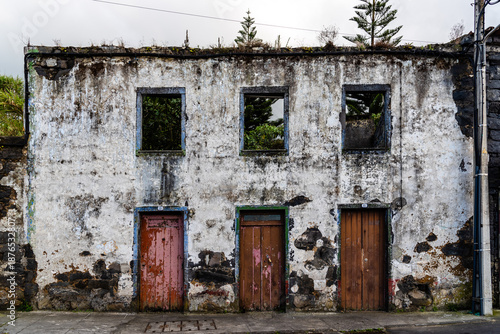 Cuadro en lienzo Sao Miguel Abandoned Building