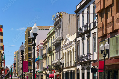 Bild auf Leinwand Elegant old buildings and lanterns in shopping street Calle Triana in Las Palmas