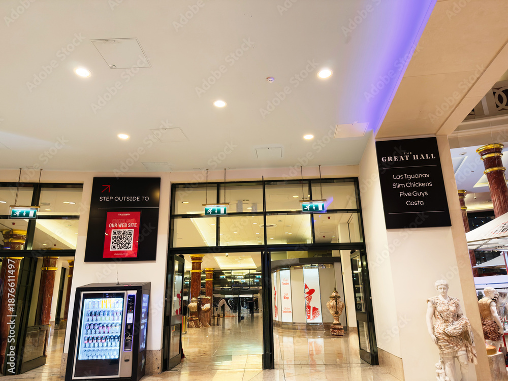Naklejka premium Manchester Great Hall mall interior with visitors signs vending machines and modern architecture