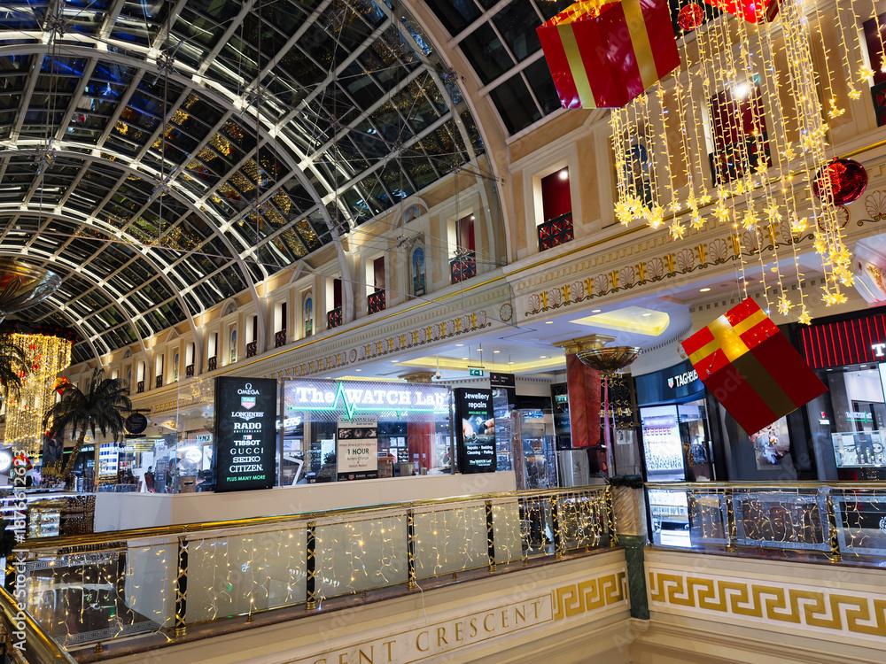 Obraz premium Festive lights illuminate Manchester Trafford Centre shopping mall with luxury stores and holiday decor