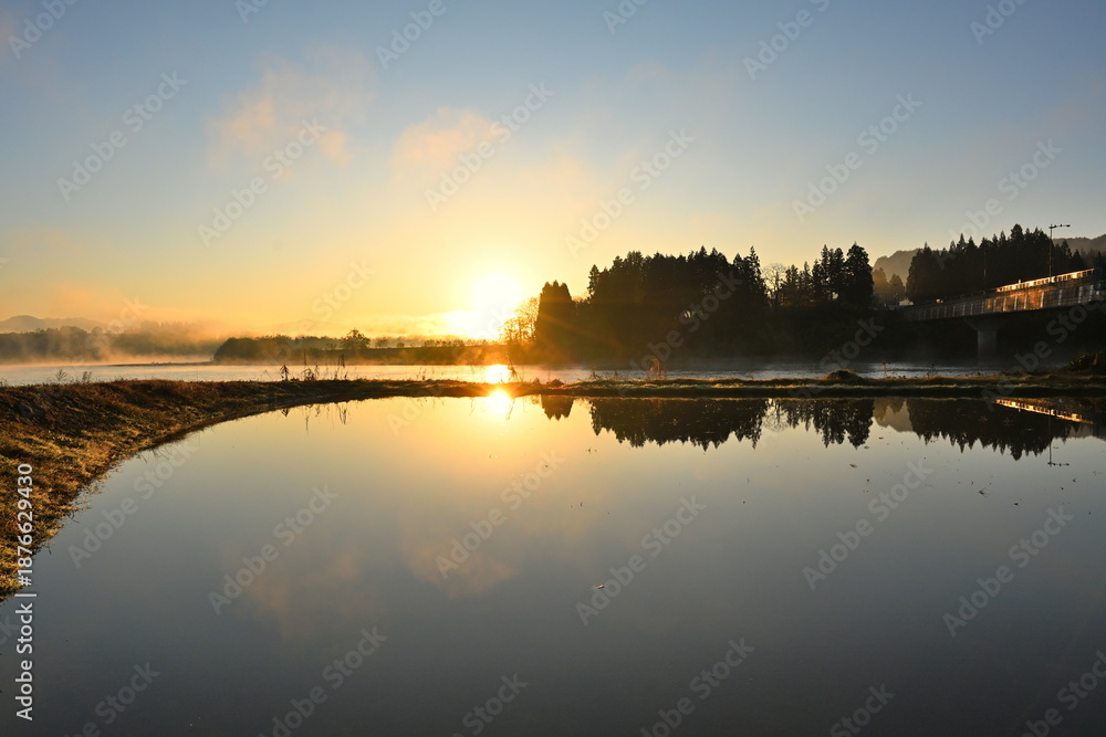 Fototapeta premium 信濃川に昇る朝日と朝靄の風景(新潟県小千谷市)