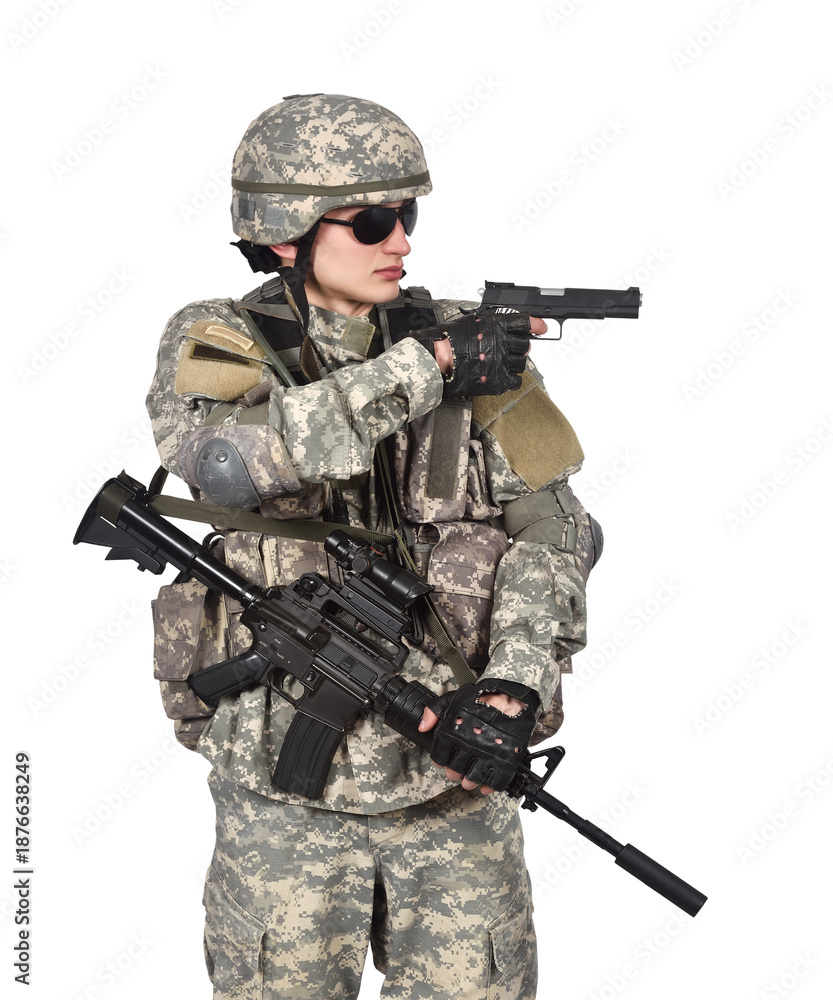 Obraz premium Soldier aiming weapon in tactical stance