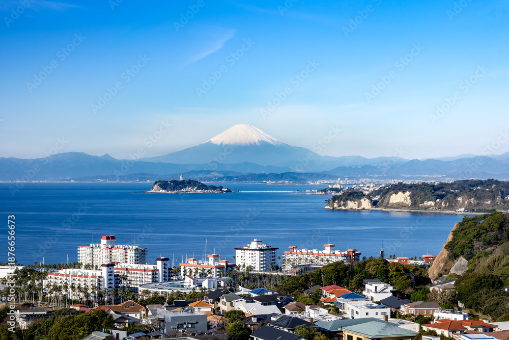 Obraz premium 冬の青空に映える雪化粧の富士山と江の島、逗子マリーナの絶景 